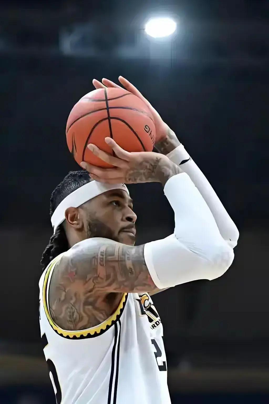 包含冲刺阶段辽宁本钢调整名单以备NBA季后赛，临场应变环节打磨，悬念犹存，高层口径保持一致的词条